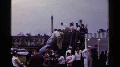 1953: sailors being pinked by their loved ones. JAPAN