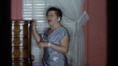 1955: a lady telling something to someone or showing something NEW YORK CITY