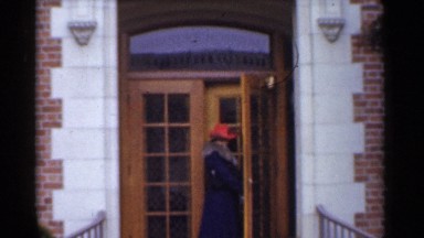 1944: a lady open her house and get ready to go out for shopping alone