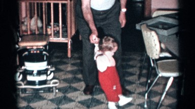 1955: a baby walked through the help of the old man he gave his hand to baby