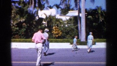 1958: the family enjoyed in the garden with their dog FLORIDA