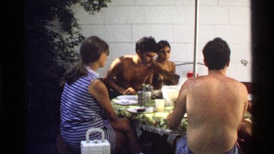 1978: the many people are enjoy with his friends in restaurant and take