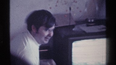 1976: a man are capture the family with enjoyment the happy. KENTUCKY