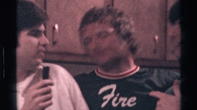 1976: the men answer to another person question hand touch the mike back side