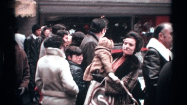 1970: many peoples are stranded in outside of the building