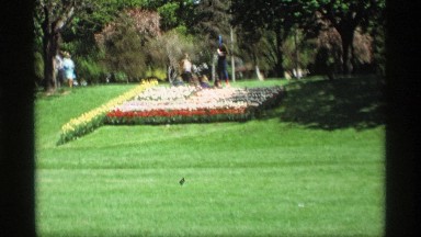 1969: In the garden the people are around and take an entertainment park