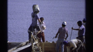 1975: some men working hard. GUAYMAS MEXICO