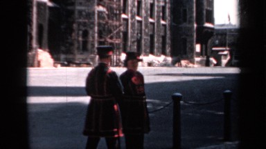 1957: beefeaters taking a break ENGLAND