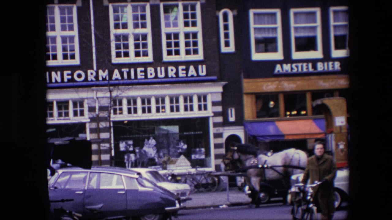 1967 Amsterdam street view showing an informatiebureau storefront, Amstel Bier signage, classic cars, bicycles, a passing cyclist, and a horse-drawn carriage.
