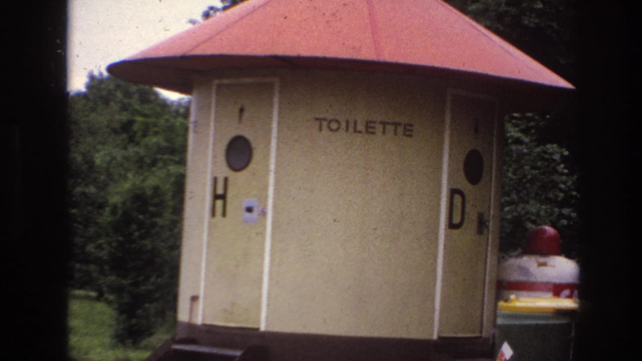 Octagonal TOILETTE kiosk with red roof and H and D door markings.