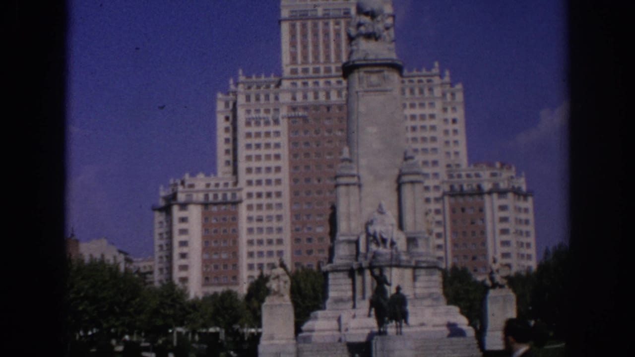Stone monument and Edificio España seen from a slightly closer angle.