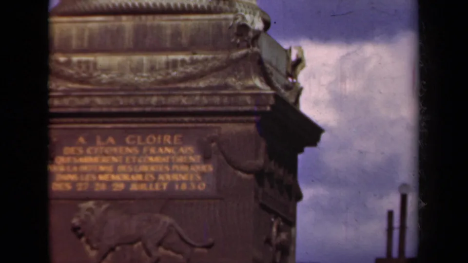 1939 Paris 8mm close view of Arc de Triomphe stonework with gold-toned French lettering and a carved lion relief.