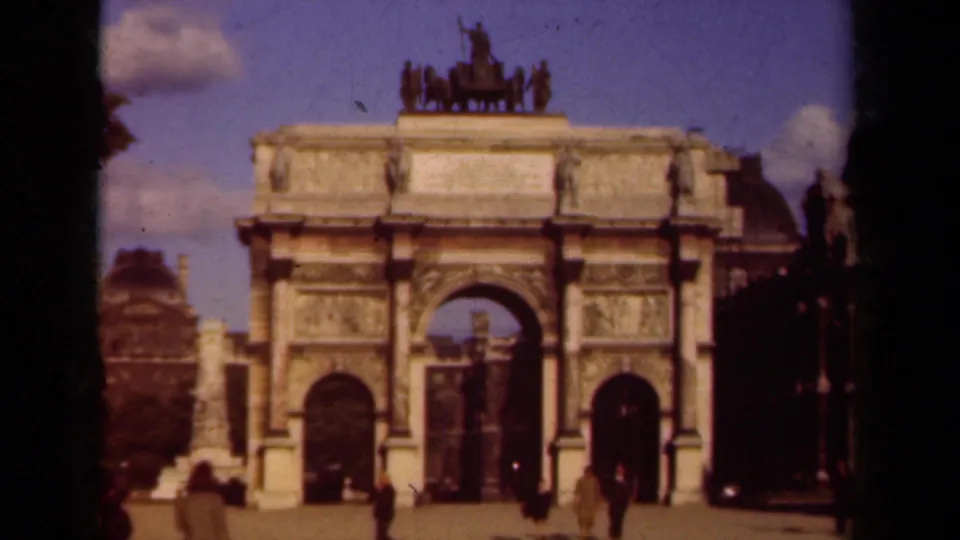 Final 1939 Paris frame holding on the triumphal arch, rooftop chariot sculpture, and distant pedestrians in front.
