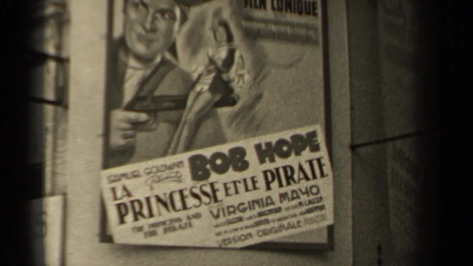 Close 8mm view of the French-language movie poster, with La Princesse et le Pirate and Bob Hope text most prominent.