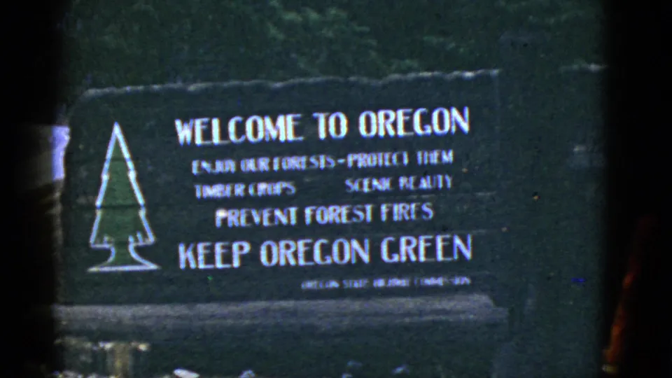 Soft 8mm frame centered on the Welcome to Oregon sign and Keep Oregon Green message.