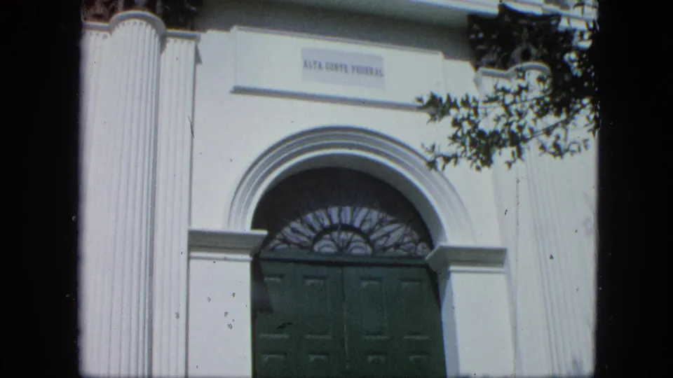 The facade sign reading 'ALTA CORTE FEDERAL' appears above an arched entrance with a dark green double door and decorative fanlight.