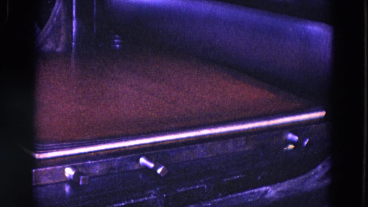 The industrial press surface is shown close up, with flat material and metal edges dominating the 8mm frame.