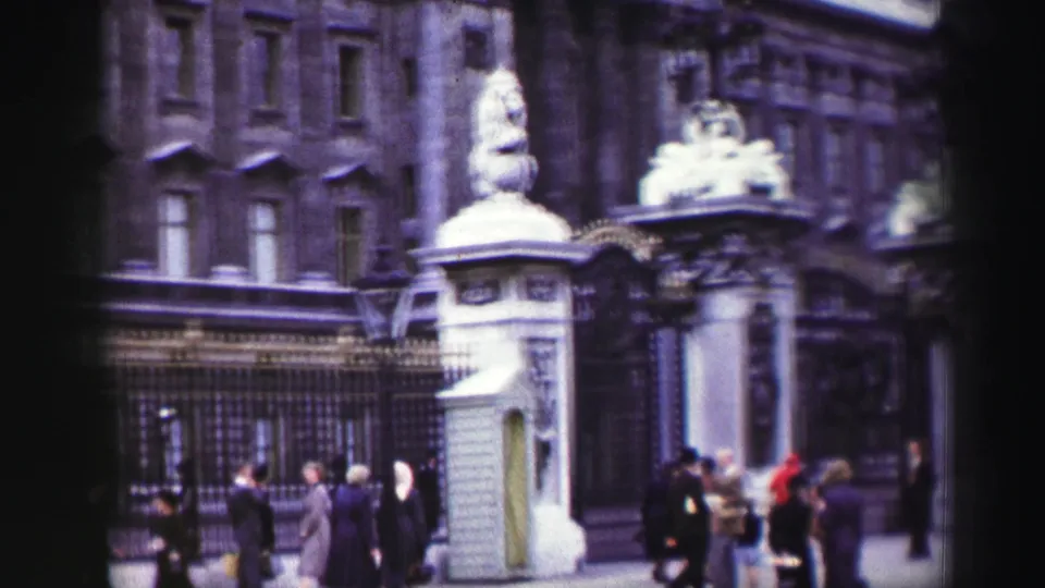 1952 Edinburgh frame showing an ornate stone entrance with sculpted figures and passersby in period clothing.