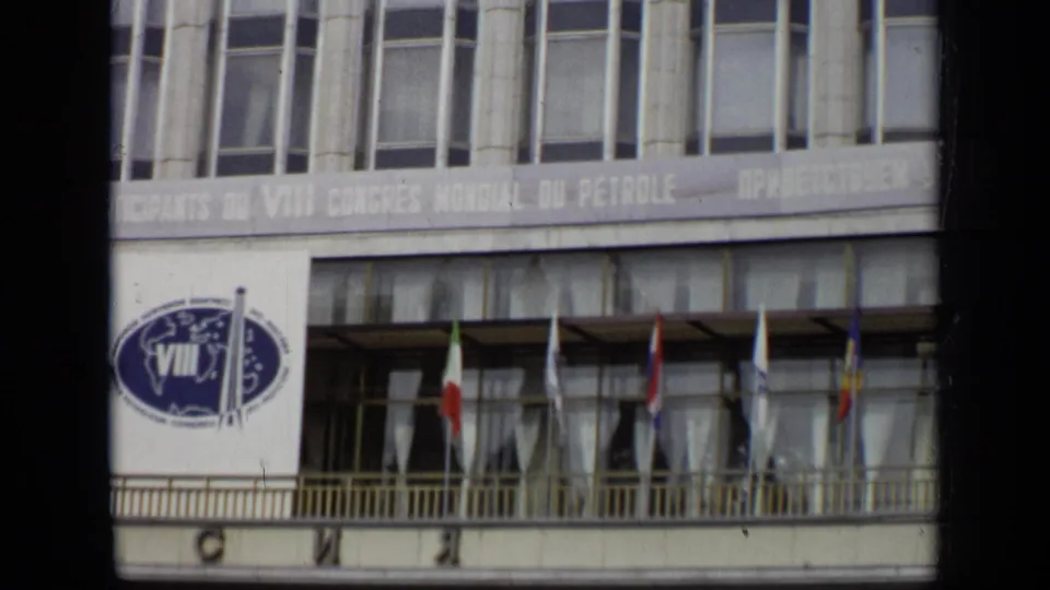 1971 Moscow conference facade with VIII World Petroleum Congress signage, an oval emblem, tall windows, and international flags.