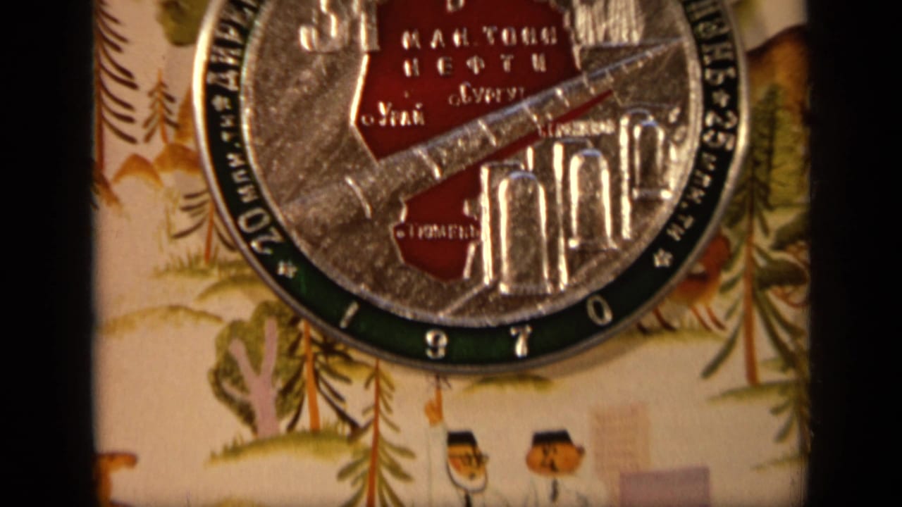 Close view of a Soviet-era Tyumen souvenir plate on a decorative illustrated background, consistent with the supplied 1971 Moscow metadata.
