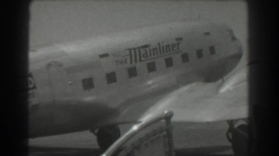 The final frame shows the rounded nose area, Mainliner branding, passenger windows, wing root, and viewfinder border.