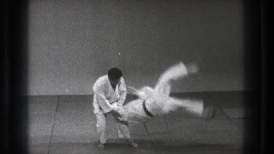 Near the end of the 1971 Tokyo clip, the thrown partner swings horizontally while the standing martial artist controls the descent.